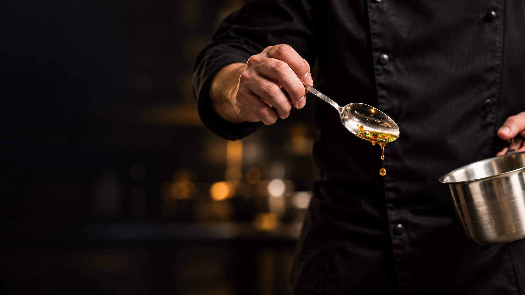 Chef cuisinier préparant un plat gastronomique